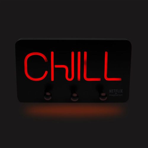 Painel com Led e Ganchos Netflix Chill