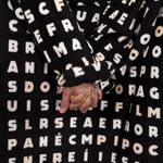 Manta Casal Preta Com Manga Caça Palavras