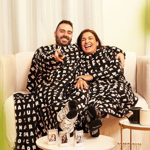 Manta Casal Preta Com Manga Caça Palavras