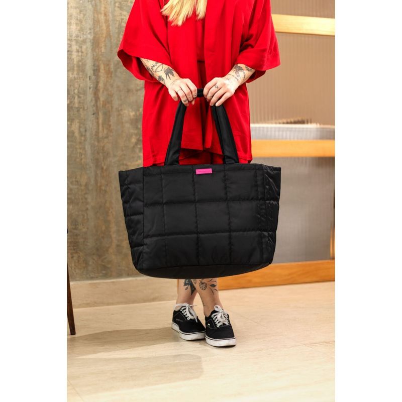 Bolsa Matelassê Preta Com Detalhes Pink