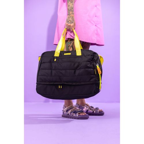 Bolsa Matelassê Preta Detalhes Neon